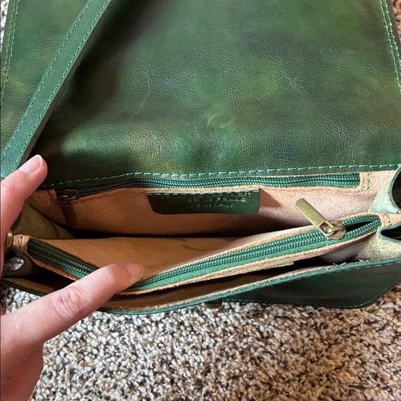 Elegant Green Leather Shoulder Bag - Picture 8 of 10